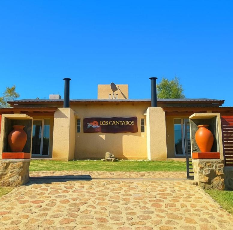 un bâtiment avec un panneau des armées perdues devant dans l'établissement Los Cantaros, à Santa Rosa de Calamuchita