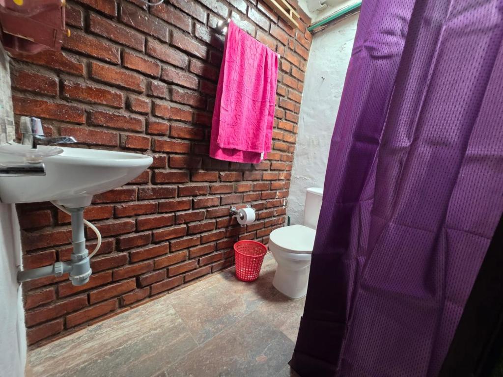 Koupelna v ubytování Hospedaje Altamira Villa de Leyva