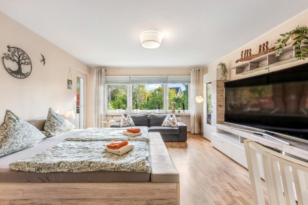 Televiisor ja/või meelelahutuskeskus majutusasutuses Park & Meer - Ferienwohnung im Grünen - Bad Zwischenahn, 4 Zimmer, bis 9 Gäste