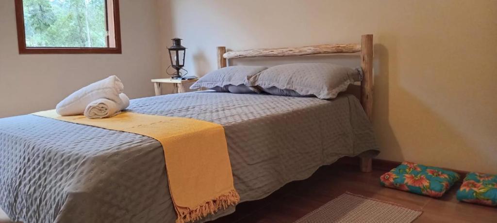a bedroom with two beds and a window at Chalé Cogumelo in Visconde De Maua