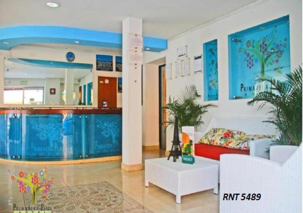 a living room with a pool in the middle at Hotel Primavera Plaza in Melgar