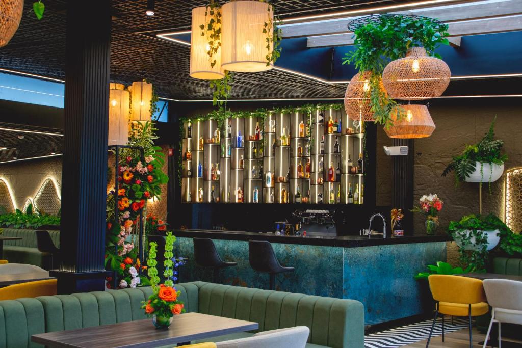 a bar in a restaurant with a large drink fountain at Saya Hotel & Suites in Cuenca