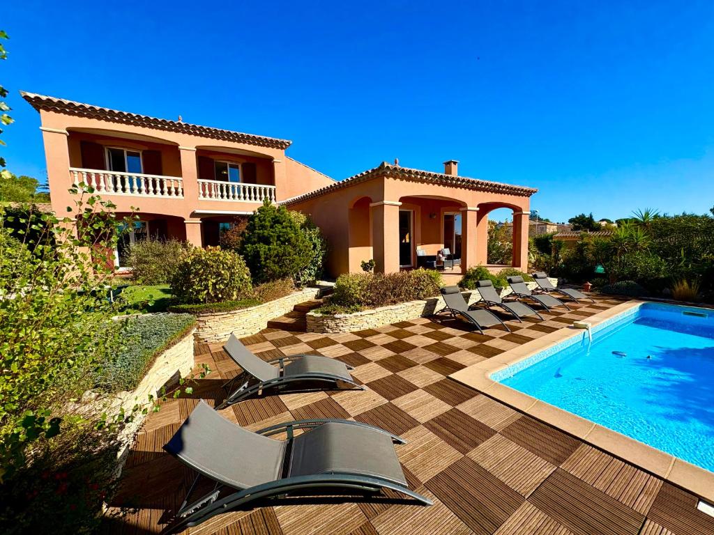 Bazén v ubytování Villa indépendante avec piscine privée nebo v jeho okolí