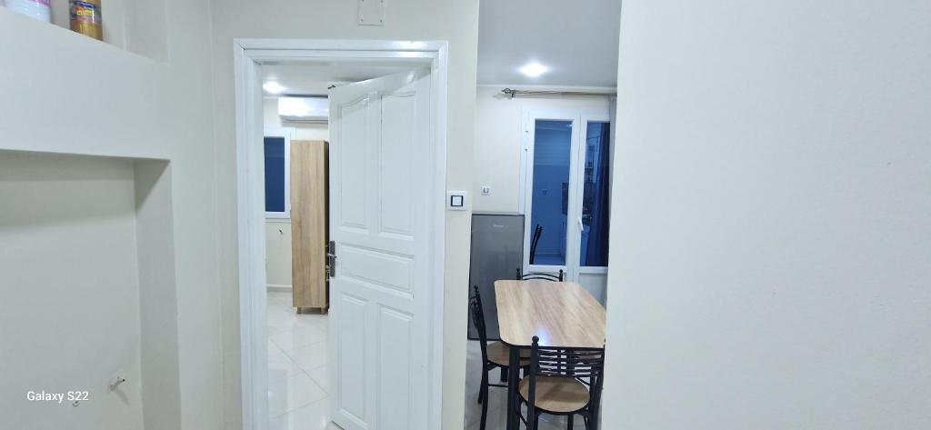 mała kuchnia ze stołem w pokoju w obiekcie Iline Residence Large studio w mieście Dżidżili