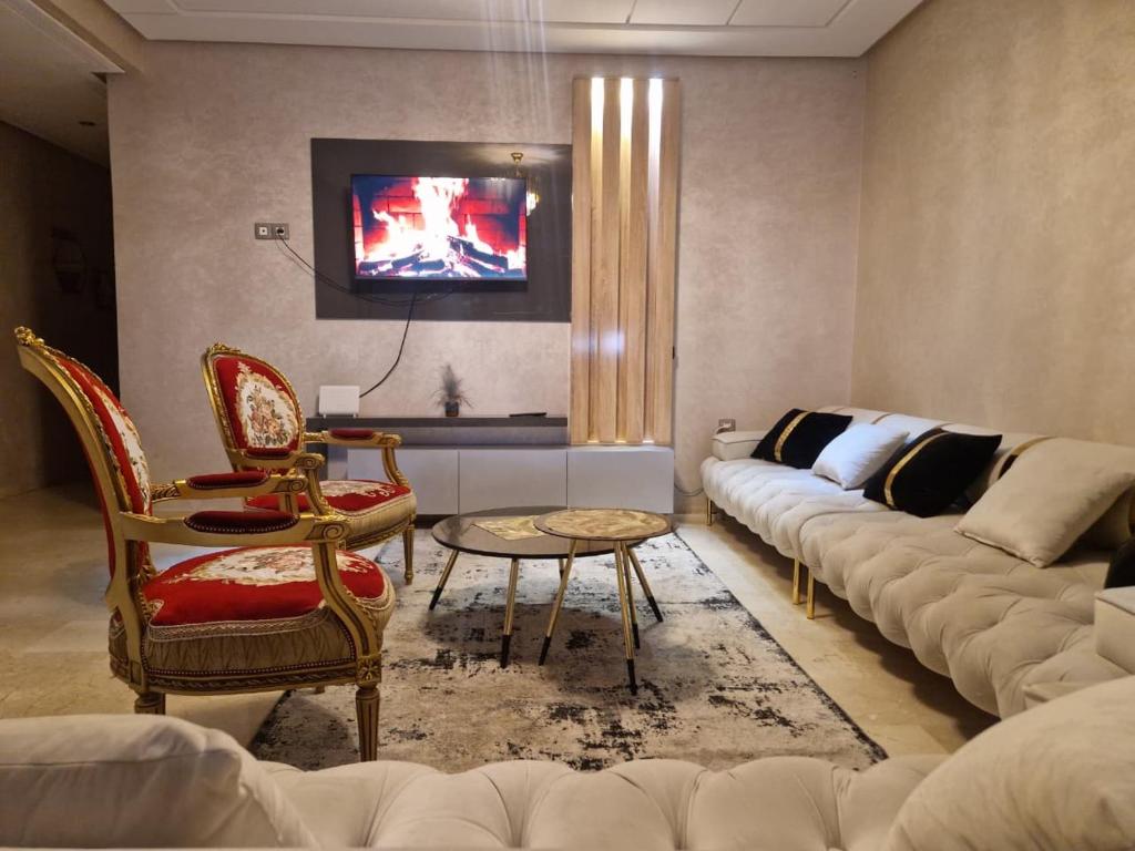 un salon avec un canapé et une table dans l'établissement Premium Luxury Family Home in Downtown Meknes, à Meknès