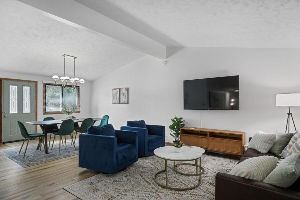 TV a/nebo společenská místnost v ubytování Central Location - 2 living spaces & covered patio!