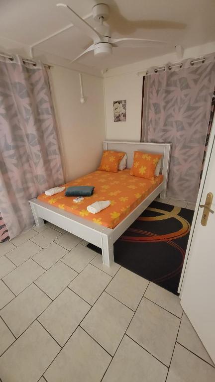 Bett in einem Zimmer mit einer Decke in der Unterkunft La maison des flots in Baille-Argent