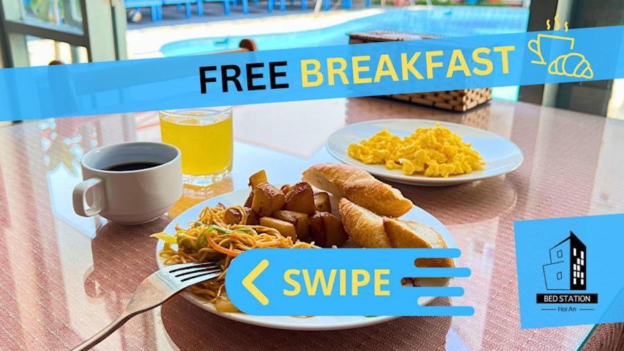 une table avec deux assiettes de petit-déjeuner et une tasse de café dans l'établissement Bed Station Hostel & Pool Bar Hội An " Former Sunflower", à Hội An