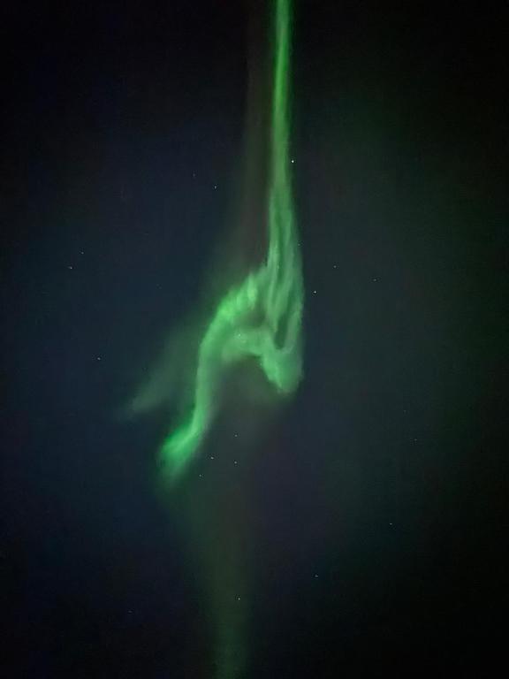 ein Bild eines grünen Objekts am Himmel in der Unterkunft Modern cottage in Skibotn in Fossmo