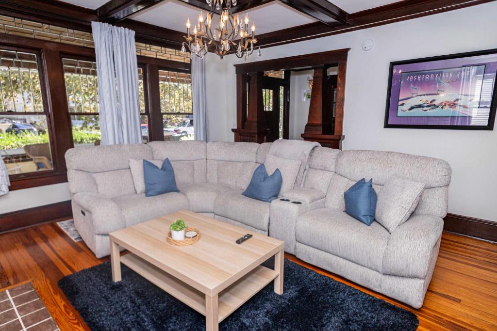 een woonkamer met een bank en een salontafel bij Sunny Springfield Stunner in Springfield