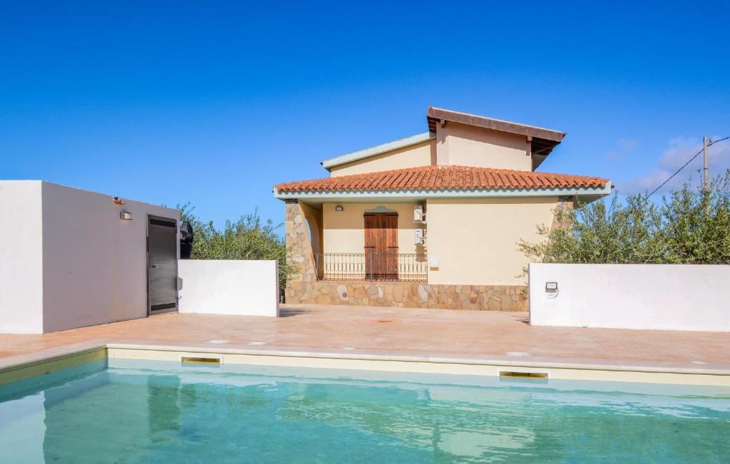 San GiovanniにあるLovely Apartment In Monte Longuのヴィラ(家の前にスイミングプール付)