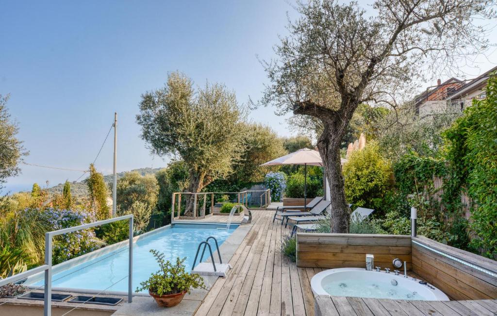 a swimming pool with a bath tub on a wooden deck at Casa Persi in Gorleri