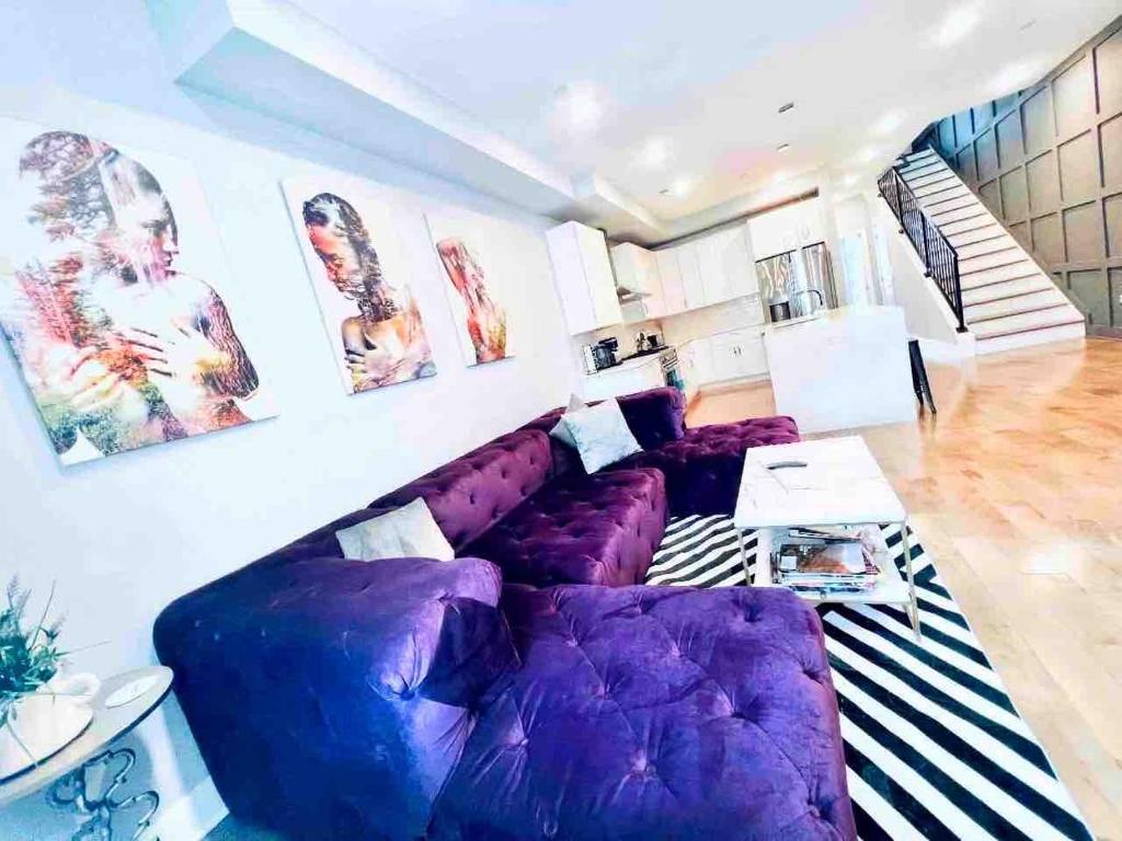 Χώρος καθιστικού στο Upscale 3BDR Penthouse with Rooftop TV and Stunning Capitol and Monument Views Near Popular H Street Corridor Parking Included Free Cancellation