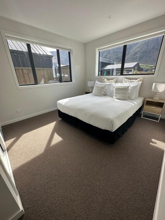 Katil atau katil-katil dalam bilik di Remarkable View with Outdoor Hot Tub