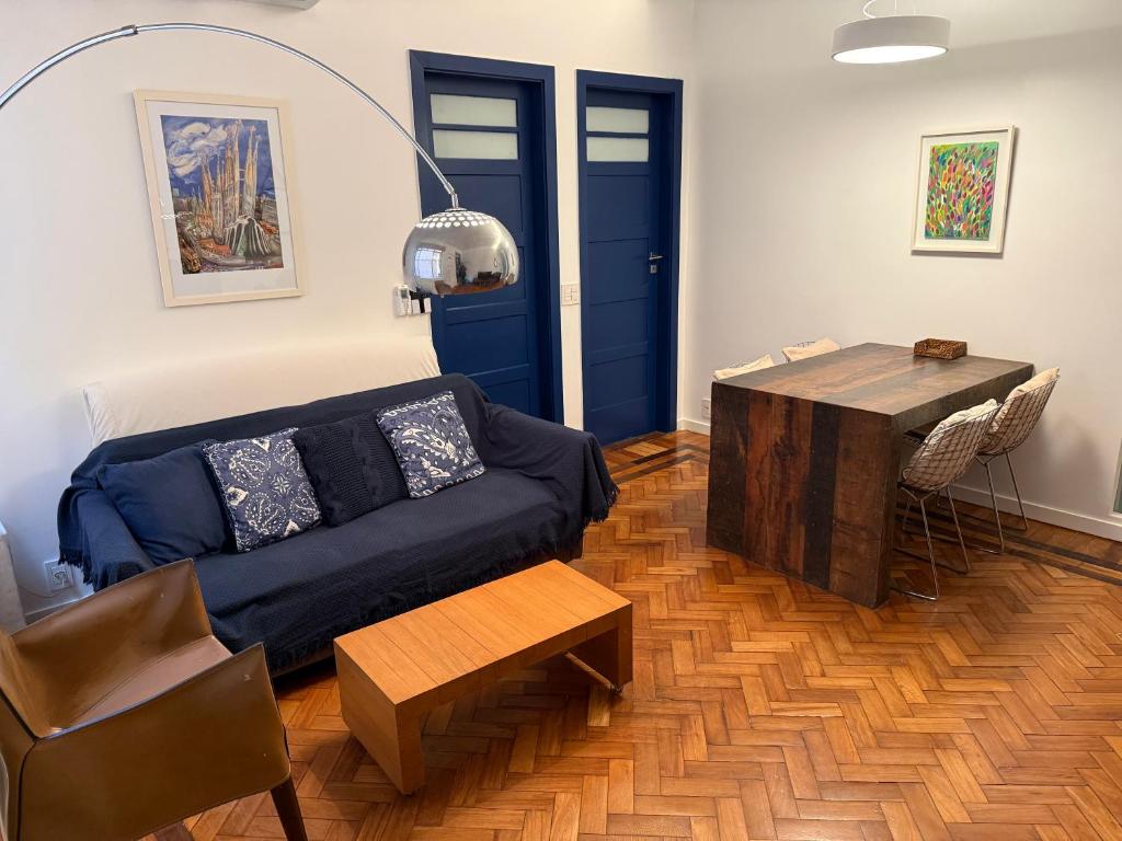 un soggiorno con un divano e un tavolo di Ipanema Prudente Posto 9 a Rio de Janeiro