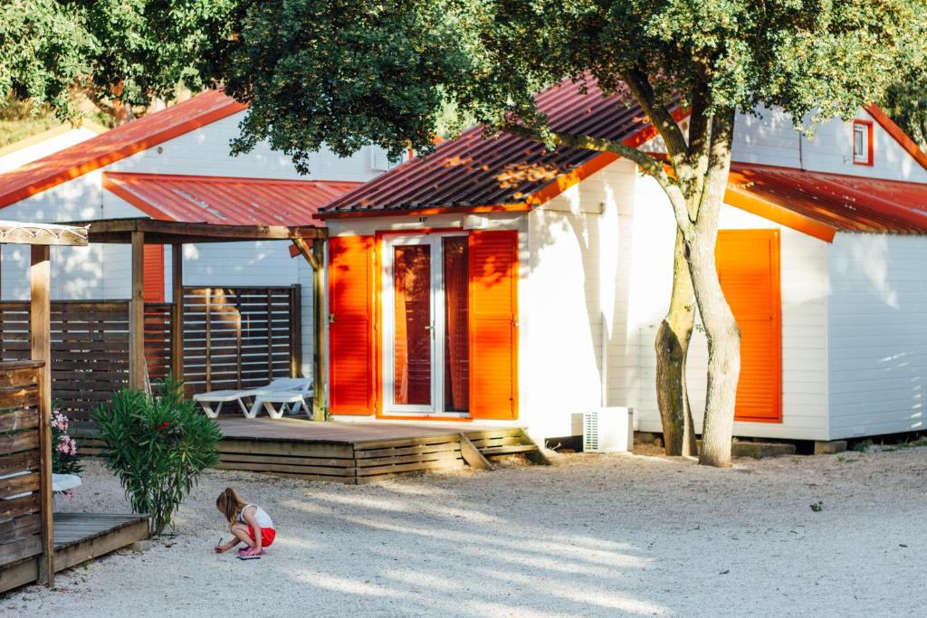 Terrasse ou espace ext&eacute;rieur de l&#39;&eacute;tablissement Camping Le Bois Fleuri