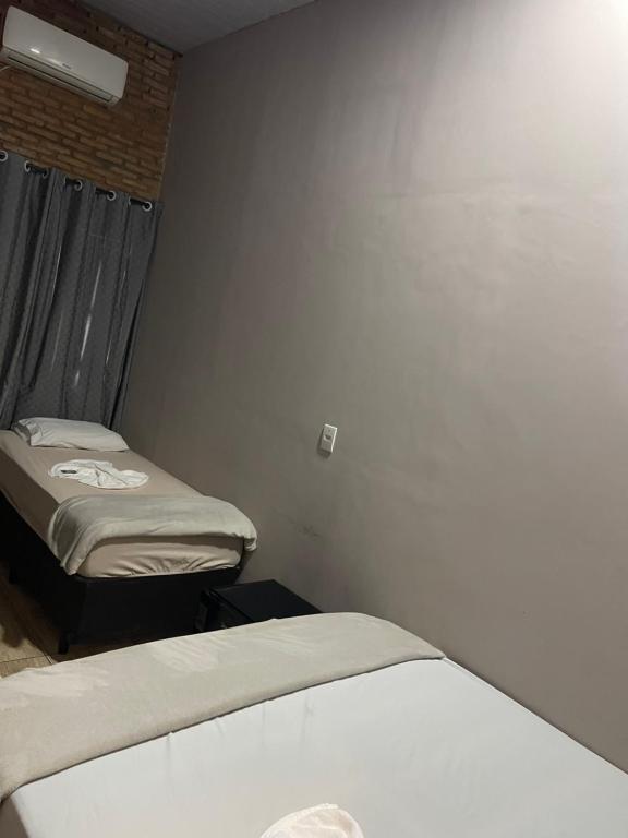 una habitación con dos camas en una habitación en BR 153 Hotel, en Hidrolândia