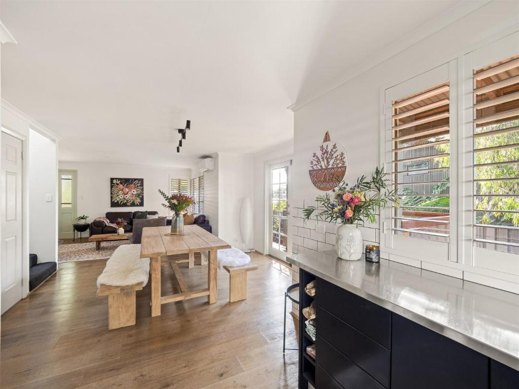 eine Küche mit einem Tisch und ein Wohnzimmer in der Unterkunft Bindi Place - Charming House in Margaret River in Margaret River Town