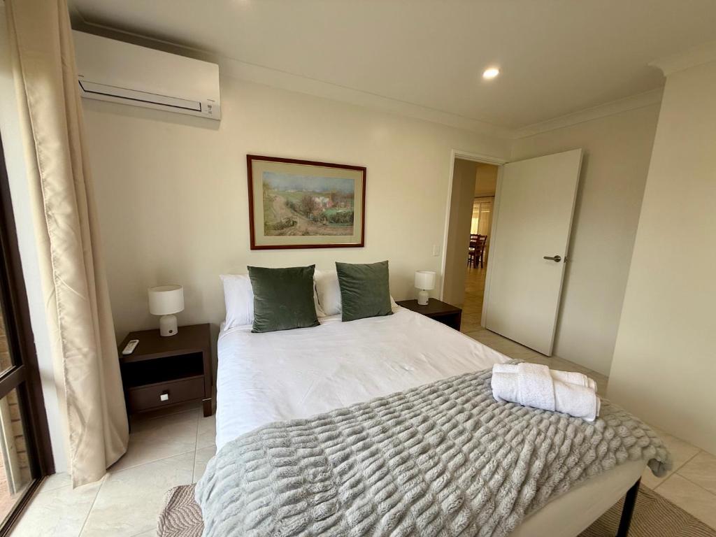 Ένα ή περισσότερα κρεβάτια σε δωμάτιο στο 2 Old-style Homey Family Charm 4br Pet Friendly!