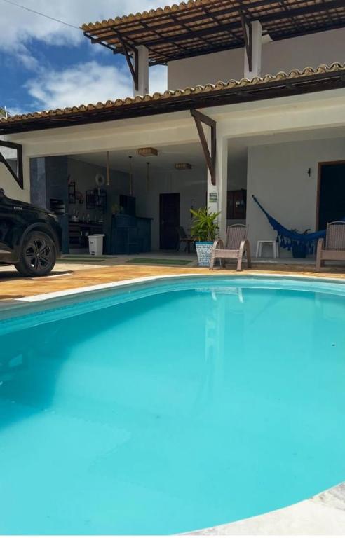 una grande piscina davanti a una casa di Casa barra nova M e Az a Marechal Deodoro