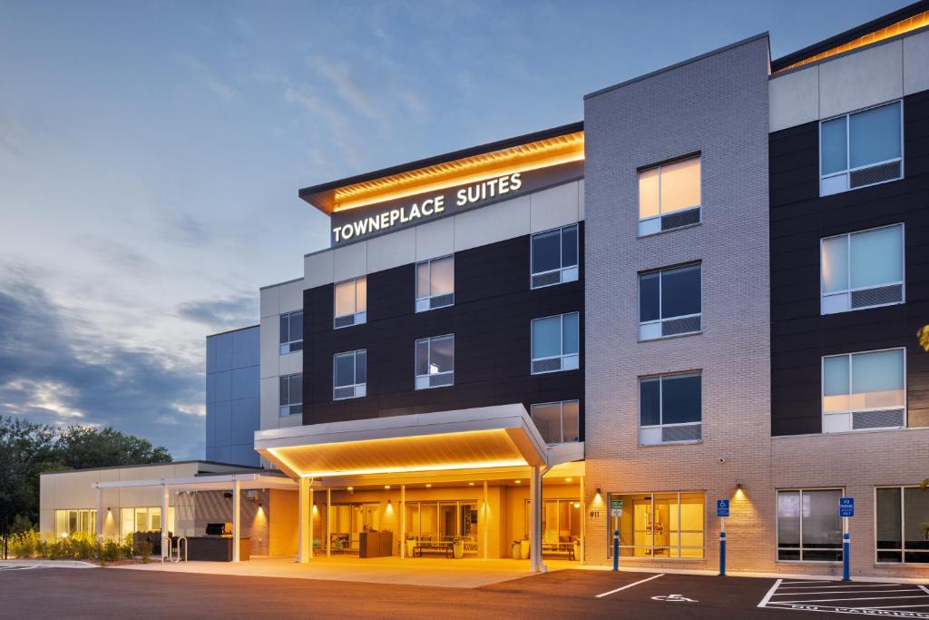 a rendering of the front of the innovation suites hotel at TownePlace Suites by Marriott Mankato in Mankato