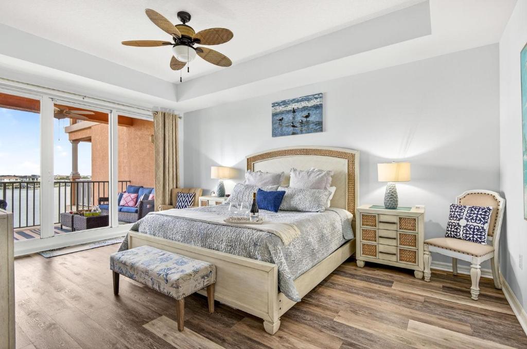 een slaapkamer met een bed en een plafondventilator bij Clearwater Calm Condo in Clearwater Beach