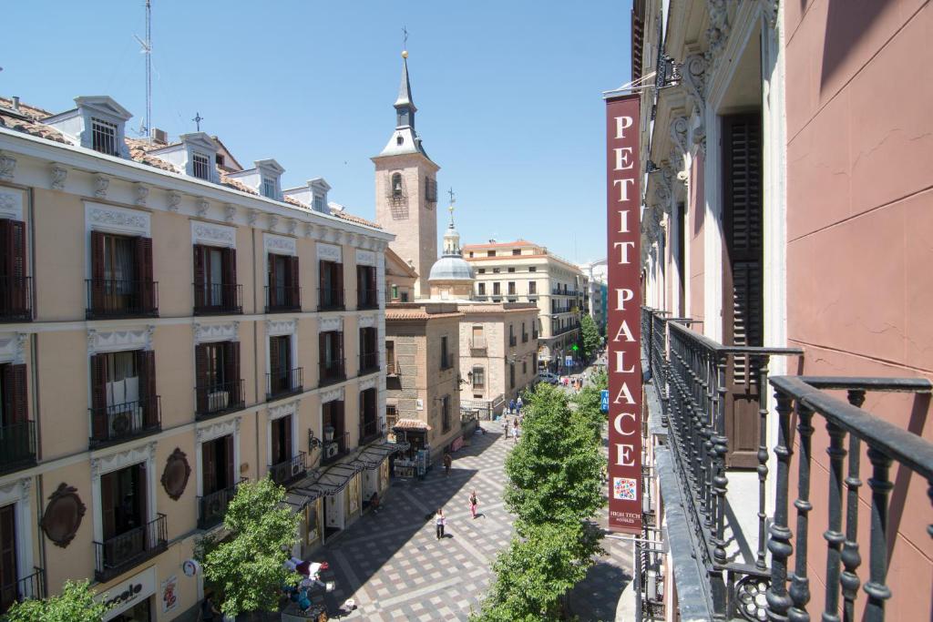 einen Balkon mit Blick auf eine Stadtstraße in der Unterkunft Petit Palace Arenal in Madrid