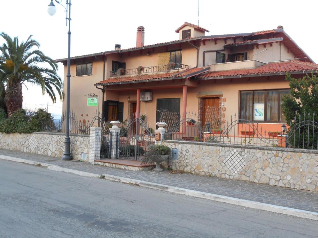 a house on the side of a street at La Casa di Walter in Palata
