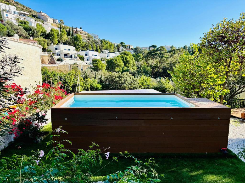 ein Swimmingpool im Hof eines Hauses in der Unterkunft MIMOSA Escapada ideal en Roses: casa espaciosa, jardín privado y terrazas al sol. - ES-258-170 in Montjoys