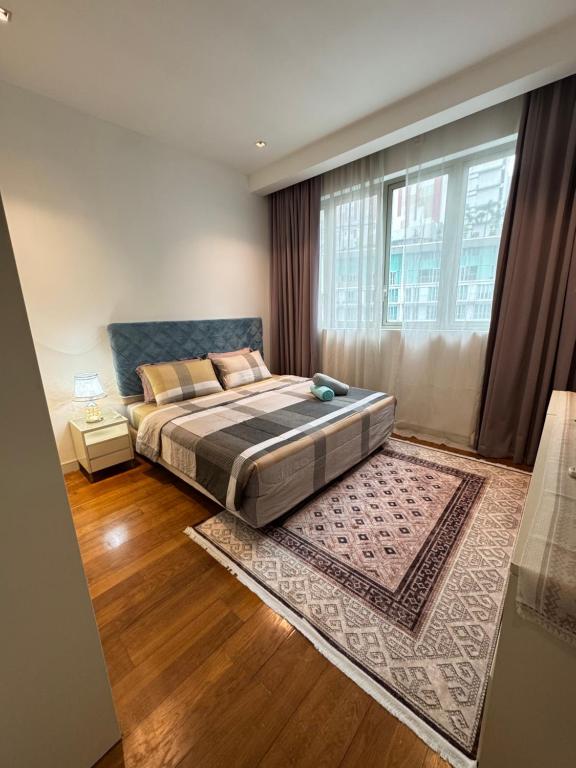 ein Schlafzimmer mit einem Bett und einem großen Fenster in der Unterkunft KLCC Marc Residence by AZ Line in Kuala Lumpur