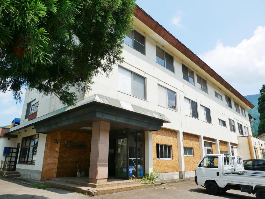 白山市にあるSDGs BASE AQUA PLUSのトラックが前に駐車されている建物