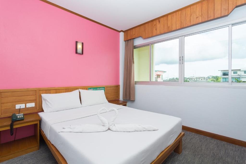 Postel nebo postele na pokoji v ubytování Riverside Hotel