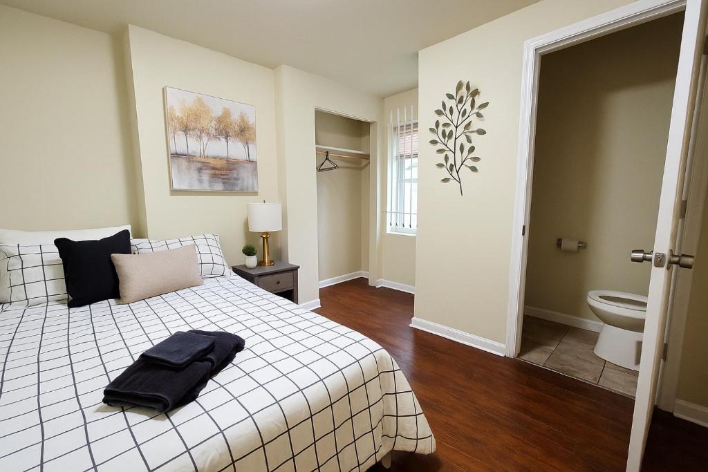 Un dormitorio con una cama con una toalla encima. en Near Stadiums and Downtown in Peaceful Neighborhood, en Baltimore