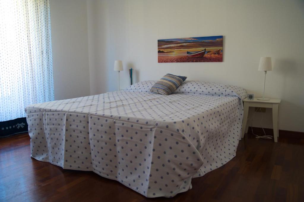パレルモにあるL'Attico di Giziのベッドルーム1室(ベッド1台、水玉ブランケット付)