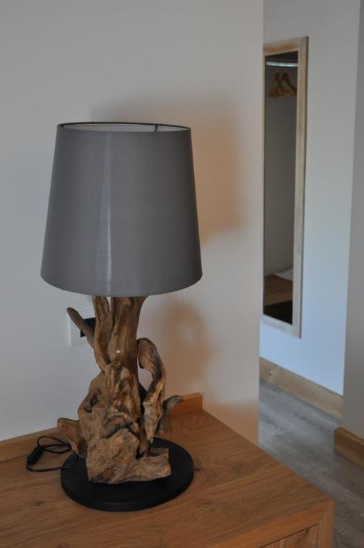 una lampada posta sopra un tavolo di legno di Casa Rosanna a Meolo