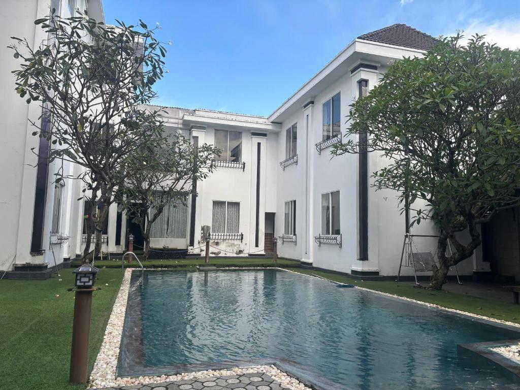 a swimming pool in front of a building at Hoang Cung Hotel in Ấp Phú Thọ
