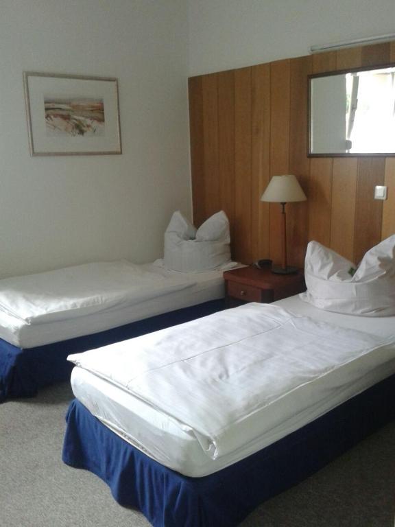 
Ein Bett oder Betten in einem Zimmer der Unterkunft Hotel Alte Wache
