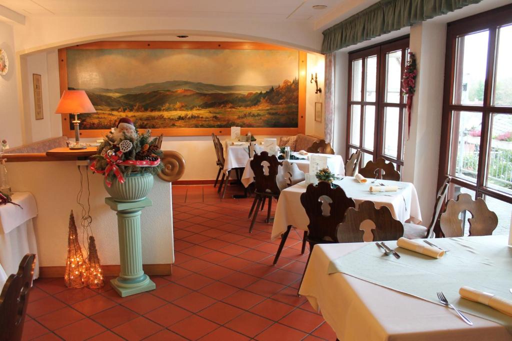 Restaurace v ubytování Landgasthof Hotel Zur Linde im Taunus