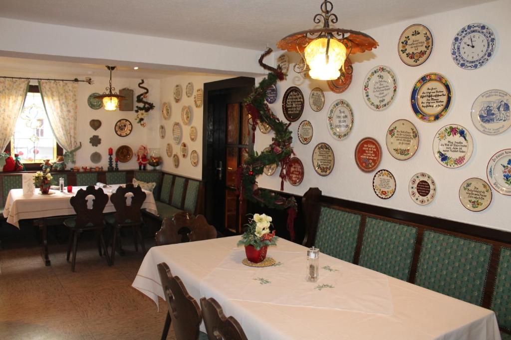 Restaurace v ubytování Landgasthof Hotel Zur Linde im Taunus