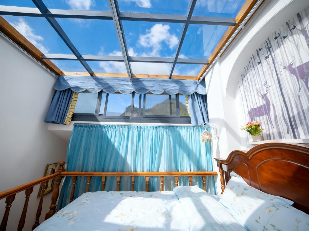 Postel nebo postele na pokoji v ubytování Zhangjiajie Han Exotic Inn