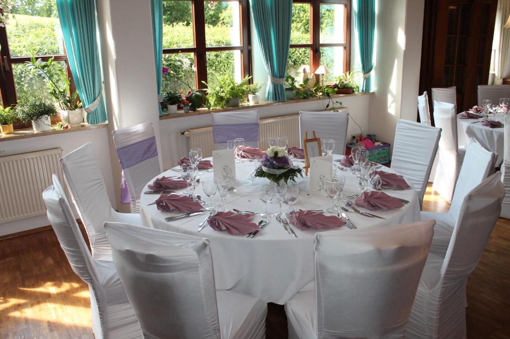 Restaurace v ubytování Landgasthof Hotel Zur Linde im Taunus