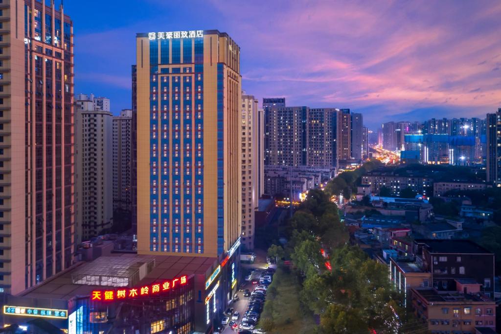 长沙美豪丽致酒店的夜晚高楼林立的城市天际线