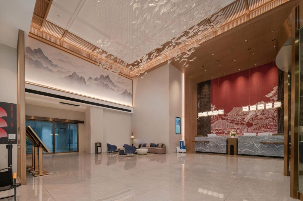 a lobby of a building with a large ceiling at MEHOOD LESTIE HOTEL- Changsha South Sation Branch in Changsha