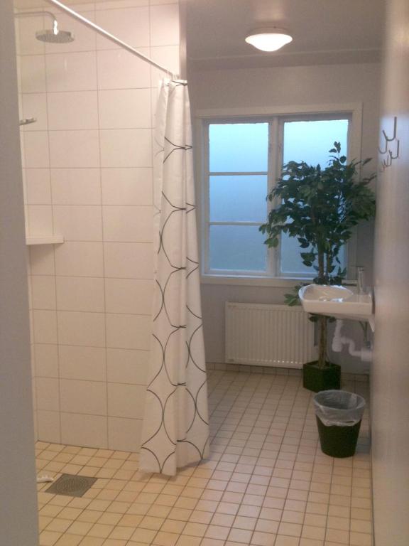 Koupelna v ubytování Hallandsgården by Mellbystrands
