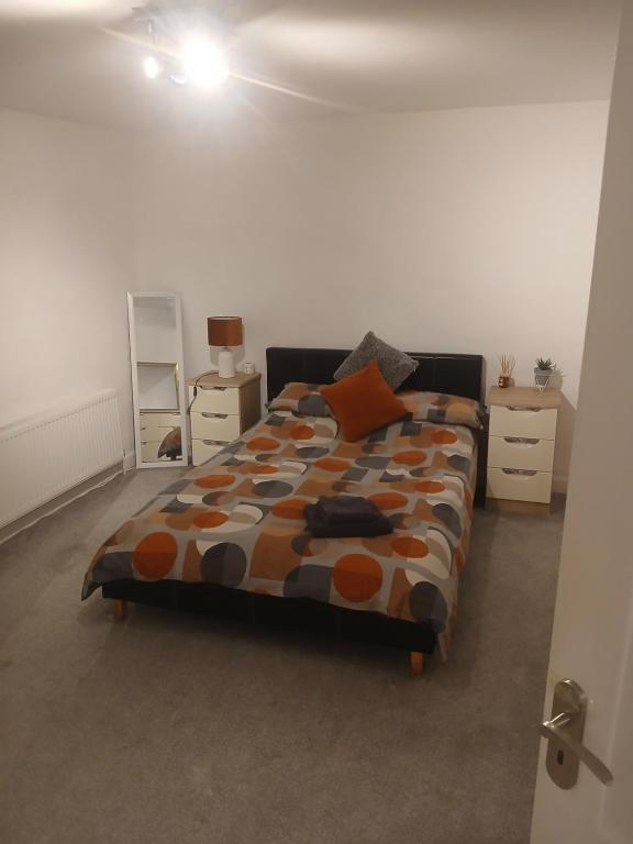 1 dormitorio con cama con edredón en Grantham Town Centre, en Lincolnshire
