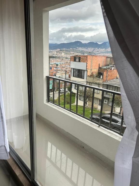 une fenêtre avec vue sur la ville dans l'établissement Tranquilo y bonito, à Bogotá