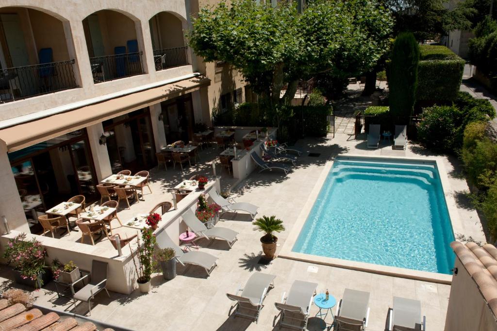 an overhead view of a swimming pool in a hotel at Le Castelet des Alpilles in Saint-Rémy-de-Provence