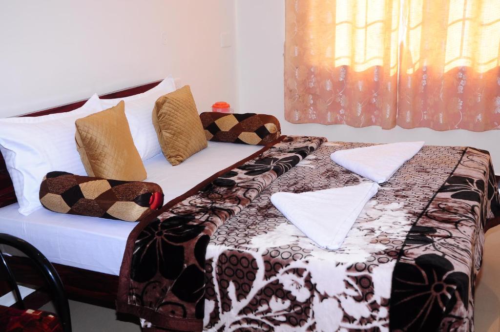 Giường trong phòng chung tại A L Residency