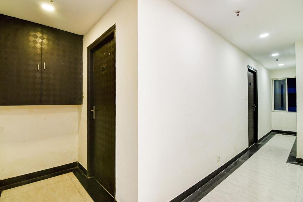SaluaにあるSuper Collection O City Center New Town Kolkata Formerly Paradise Innの黒い扉と白い壁の廊下