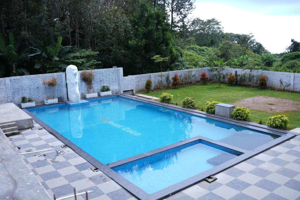 uma grande piscina azul num quintal em Mount Coco Resort Yercaud em Yercaud
